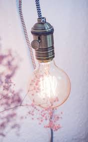 Diy Lampe Mit Textilkabel Und Gluhbirne In 2020 Gluhbirne Textilkabel Diy Lampen