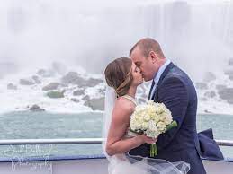 Romantic Niagara Falls Elopement The Bride And Groom Kissing At Niagara Falls Waterfalls Niagara We Niagara Falls Wedding Niagara Wedding Fall Wedding Photos