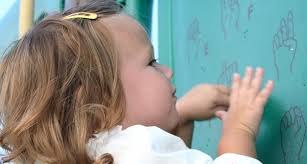 Early exposure to signing helps deaf kids