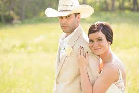Wedding Bride And Groom Straw Cowboy Hat Peony Boutonniere Wedding Hair Groom And Groomsmen Attire Groom And Groomsmen Groomsmen Attire