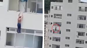 Vídeo: mulher escorrega e fica pendurada em janela do 15º andar de prédio