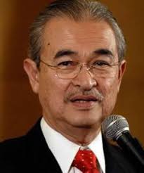 Tun abdullah ahmad badawi speaks at a conference on malaysian islamic economic and abdul hamid spent about an hour with abdullah and his wife, tun jeanne abdullah at their residence here. Abdullah Ahmad Badawi