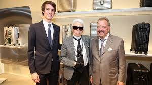 Features jobless couple taking on bernard arnault and winning their case, bringing cheers. Alexandre Arnault Kolsche Jung Stil Sz De