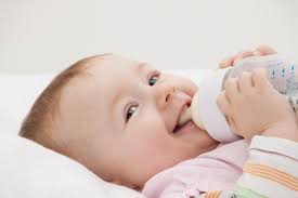 Ist der einzige der noch welche trinkt. Darf Ich Meinem Baby Normale Milch Geben Babymarkt De