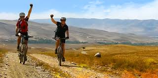Uzbek folk crafts, characterized by their smooth lines, geometrically perfect patterns, and harmony of handicrafts in uzbekistan. Usbekistan Fahrradtour Fahrradfahrt In Den Bergen Und Wusten Usbekistans 2021