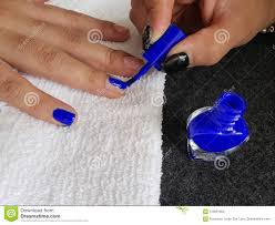 El azul marino es una de las tonalidades más versátil porque se puede combinar con un blanco, negro, rojo, plateado y dorado. Mujer Que Pinta Las Unas De Otra Mujer Con El Esmalte De Unas Azul Marino Foto De Archivo Imagen De Mujer Cuidado 123691922