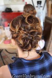 Du style rétro avec des mèches crantées à la coupe courte boyish, on a le. Coiffeuse Maquilleuse Mariage Gwen Vanbrussel Chignon Cheveux Court Coiffure Mariage Cheveux Courts Coiffure Mariage
