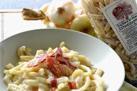 Fatele stufare a fuoco basso per circa 15 minuti. Strozzapreti Con Crema Di Cipolle E Pancetta Croccante Il Pappamondo