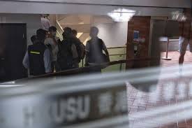 8 月 18 號上午，香港國安處拘捕 4 名港大學生會骨幹成員，其中包括會長郭永皓、港大評議會主席張敬生。 港大學生會與黑暴為伍，事到如今，終遇國安法利劍，純屬咎由自取。對此，香港再出發大聯盟共同發起人、香港菁英會秘書長高松傑形容，港大學生會係「上得山多終遇虎」，非常貼切形象。 Om7sgzcxi 5ngm