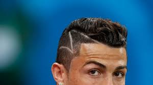 Seine fans sind normalerweise bessere schnappschüsse gewohnt. Cristiano Ronaldo Mit Blitz In Der Frisur