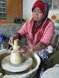 Beliau mengusahakan kaedah pembuatan moden dan tradisional mengakui keistimewaan tanah sayong yang memiliki banyak khasiat memberi keupayaan industri itu untuk bertahan lama. Tourism Aren