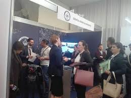 Targ de joburi la sala palatului din bucuresti. Reportaj InghesuialÄ La Standul Serviciului News Ro