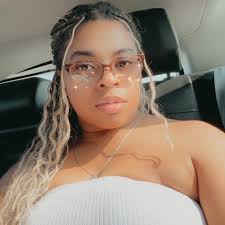 I just knew I was going to meet a celebrity while here in London! He had a  mask on, but I said, "Winston Duke!" He was so nice and took multiple  pictures.