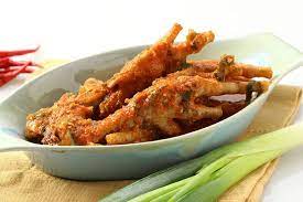 Ceker ayam sering kita temukan sebagai tambahan makanan lain seperti mie, bakso, sop, dan semur. Resep Gulai Ceker Pedas Tambah Daun Singkong Makin Enak