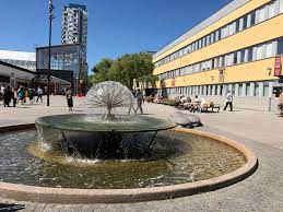 New spatial qualities emerges and the composition, the old vs the new, together creates tensta's new town hall.projektet. Tensta Centrum I Mitt Minne Nyhetsbyran Jarva