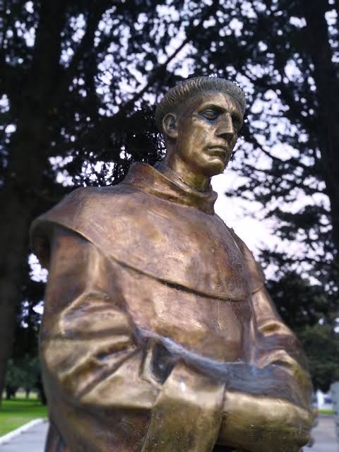Nuestras estatuas hablan Hoy en #JuevesDeMonumentos reconocemos a Fray Luis  Beltrán, quien fue un militar y fraile argentino, encargado de fabricar y  organizar la artillería del Ejército de Los Ande