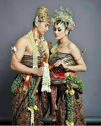 Makanan adat merupakan sebuah kostum model dari kebaya sendiri tidak berhenti pada gaya klasik saja. 15 Pakaian Adat Jawa Tengah Corak Budaya Penuh Makna