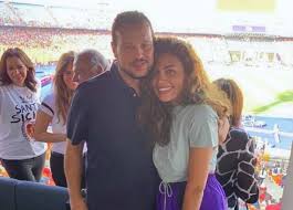 علق الماكيير أحمد الخواجة على الصورة المتداولة بشكل واسع للمثلة المصرية ريهام حجاج بالجلباب الصعيدي والعمة خلال أحداث الحلقة الحادية عشر، والتي قيل إنها تتنكر في. Ø±Ø³Ø§Ù„Ø© Ø±ÙˆÙ…Ø§Ù†Ø³ÙŠØ© Ù…Ù† Ù…Ø­Ù…Ø¯ Ø­Ù„Ø§ÙˆØ© Ù„Ø²ÙˆØ¬ØªÙ‡ Ø±ÙŠÙ‡Ø§Ù… Ø­Ø¬Ø§Ø¬ ÙˆØ§Ù„Ø£Ø®ÙŠØ±Ø© ØªØ±Ø¯ Ø¨Ø¹Ø´Ù‚Ùƒ ØµÙˆØ± Ù…Ø¯Ù‰ Ø¨ÙˆØ³Øª