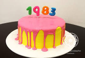 Lembro que minha mãe costumava regar os bolos de aniversário com a calda do pêssego enlatado e às vezes até o refrigerante entrava na dança. Bolo Colorido De Aniversario Confeitaria Da Luana
