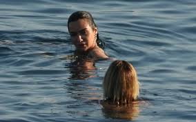 Estoy muy feliz de reunirme con mis amigos en estos días malos que dejamos atrás , aseguró tras la celebración, que no terminó muy tarde debido a las medidas de. Birce Akalay Dan Mayo Onlemi Haber3