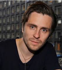 Люди ночевали на ступеньках «олимпийского», а днем калечили друг друга в чудовищной давке у касс. Markus On Twitter Vem Kommer Att Spela Anders Wallensten I Filmatiseringen Blir Det Sverrir Gudnason