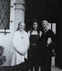 Caroline With Joan Dale Pamela Dale And Doggy Friend In Front Of The House At Roc Agel Princess Caroline Of Monaco Princess Grace Kelly Princess Grace