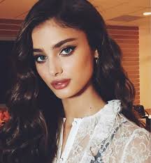 Taylor hill shared two photos on her instagram last night of a super short new (and absolutely amazing!) haircut. Taylor Hill Transforms Look With Blunt Pixie Cut Hello