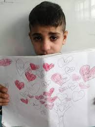 💔 الطفل بشير من الصف الثالث الموضوع رسم شجرة الحب للعائلة كل الأطفال  يرسمون قلوب من يحبون ويضعون فيها اسمائهم إلا #بشير..يرسم ودموعه تمتزج مع  لونه الأحمر الذي لون فيه فقط القلوب