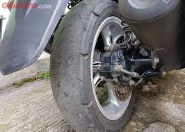 Tapi, perhatikan lagi ban motor. Ini Tanda Ban Motor Minta Diganti Yang Jarang Diketahui Bikers Gridoto Com