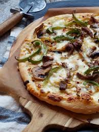 Pizza Med Biff Og Paprika Og Hvit Saus Mat Pa Bordet Matoppskrifter Mat Deilig Mat