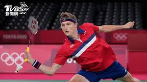 師從前台北名將 吳文嘉 ，並曾由中國前國手、以大力高壓 推擋 而聞名的 周蘭蓀 點撥，練就了一手「鬼之推擋」，實戰中能以反手給對方的弧圈球以強力反制，對於較慢來球所用的反手彈擊也是其一大特色，彈擊的突然性與. I2n Add Xjj8lm