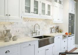 31 Luxury Calacatta Gold Marble Backsplash Countertop Ideas Backsplash Kitchen White Cabinets Marble Backsplash Kitchen White Kitchen Backsplash