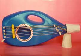 Súper interesante todo lo que se puede hacer con material reciclado. 16 Ideas De Maqueta Guitarras De Carton Instrumentos Musicales Caseros Instrumento Musical Reciclado