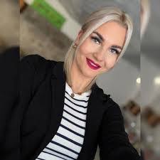 Michelle Langer's Instagram, Twitter & Facebook