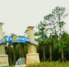 It reads welcome to florida / the sunshine state in white text on a dark blue background. The Pink Alliance On Twitter It S Warm We Crossed The Florida Georgia Line And Visited The Welcome Center We Stopped For Orange Juice There And Jokingly Mispronouced Many Signs In The Building Https T Co F8mlcmff2y