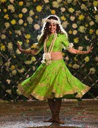 Yuvika chaudhary cute face stunning pic. Bigg Boss Couple Yuvika Prince Got Married We Got The Exclusive Photos Mehndi Outfit Indian Bridal Outfits Mehandi Outfits