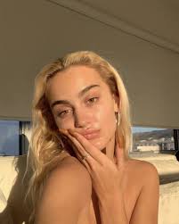 She was born on february 8, 2001 and her birthplace is. Golden Bby Suede Brooks