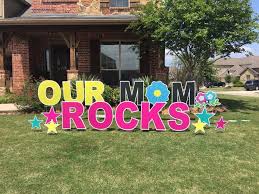 Birthday Lawn Signs Rental Long Island Our Mom Rocks Let Mom Know How Special She Is This Mother S Day Signgypsies Louisville Yard Cards Mothers Day Decor Sign Mother