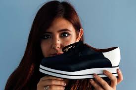 VIDEO: Innovan con calzado fotosensible