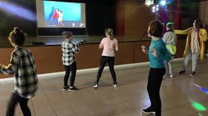 Danse gaie, entraînante, facile à apprendre, faites de sauts et de pas chassés, sur un rythme enlevé. Juste Pour Danser En Equipes Les Jeunes En Redemandent