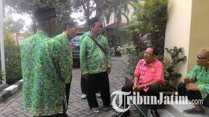 Tabung haji (th) memutuskan untuk menjual semula satu plot tanah di tun razak exchange (trx) yang dibeli daripada 1malaysia development bhd (1mdb) pada. Keberangkatan Terus Ditunda Calon Jamaah Umrah Adukan Pt Tabung Haji Umroh Ke Polda Jatim Tribun Jatim