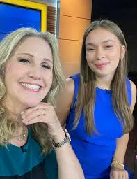 Saturday shift with the lovely Alyssa Heilmann! Are you watching ?