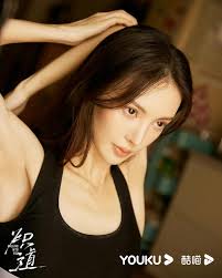 2022-10-01 #金晨#JinChen 📷熾道羅娜新劇照Here comes new stills of Luo Na from  Falling Into You, Chi-dao. 👉🏻 #金晨炽道今天羅娜助教太帥啦，但同時也面臨對段宇成是不是真的感情變質的糾結。  今日會員已更新至EP7，一般非會員更新集至EP4。 在youku YouTube 上也 ...