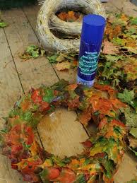 Herbstblatter Mit Klarlack Am Ende Bespruhen Herbstkranz Selber Machen Ideen Herbst Blatter