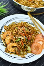 With a sticky, savoury sweet sauce, noodles are tossed with chicken, prawns, vegetables and signature egg ribbons. Mee Goreng Basah Emak Ajar Yang Mudah Dan Sedap Buat Orang Lapo