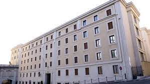 Il malato, al momento asintomatico, è stato posto in isolamento, come anche coloro che sono venuti in contatto diretto con lui, e ha lasciato temporaneamente casa santa marta. Dalla Corte Pontificia Alla Sobrieta Di Santa Marta La Stampa