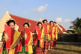 Pakaian adat sulawesi selatan gambarnya. 6 Tari Adat Tradisional Dari Sulawesi Selatan Sering Jalan