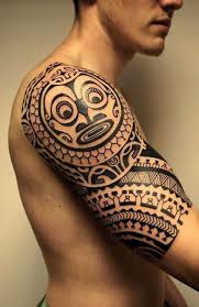 Maori Tattoo Bedeutung Ein Mann Mit Einer Hand Mit Einem Grossen Schwarzen Maorie Tattoo Mit Einem Wesen Mit Einer Semikolon Tattoo Ideen Maori Maorie Tattoo