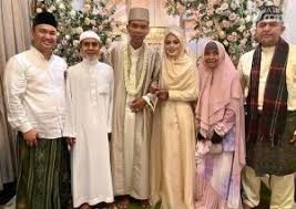 Kami adalah distributor baju muslim pria seperti gamis pria, celana sirwal, jubah pria, rompi sholat, koko pakistan dan kemeja pria. Sah Abdul Somad Nikahi Fatimah Dengan Mahar Emas 224 Gram Beritajatim Com