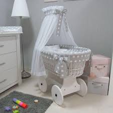 Sie Sind Auch Bequem Fur Die Eltern Dies Ist Eine Ideale Losung Sowohl Fur Kleine Wohnungen Als Auch Grosse Culla Di Vimini Mose Per Bambini Bambino Lettino